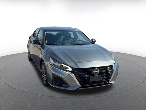 Used 2024 Nissan Altima 2.5 SV FWD image 3