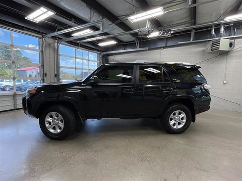 Used 2018 Toyota 4Runner SR5 AWD/4WD image 2