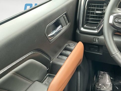 Used 2025 GMC Canyon AT4 w/ LPO, Off Road Lift Package AWD/4WD image 19