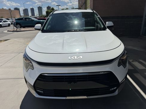 Used 2024 Kia Niro EX Touring image 10