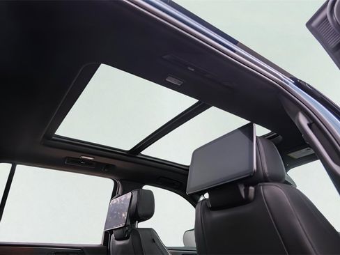 Used 2025 GMC Yukon XL Denali w/ Denali Reserve Package image 36