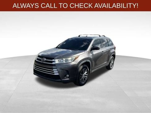 Used 2019 Toyota Highlander XLE FWD image 3