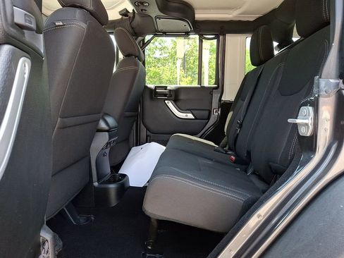 Used 2018 Jeep Wrangler Unlimited Rubicon w/ Connectivity Group AWD/4WD image 12