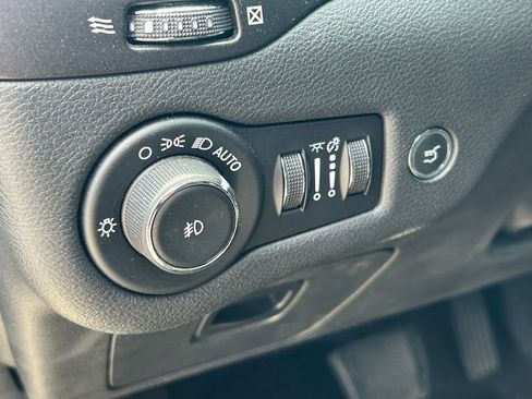 Used 2019 Jeep Cherokee Trailhawk AWD/4WD image 27