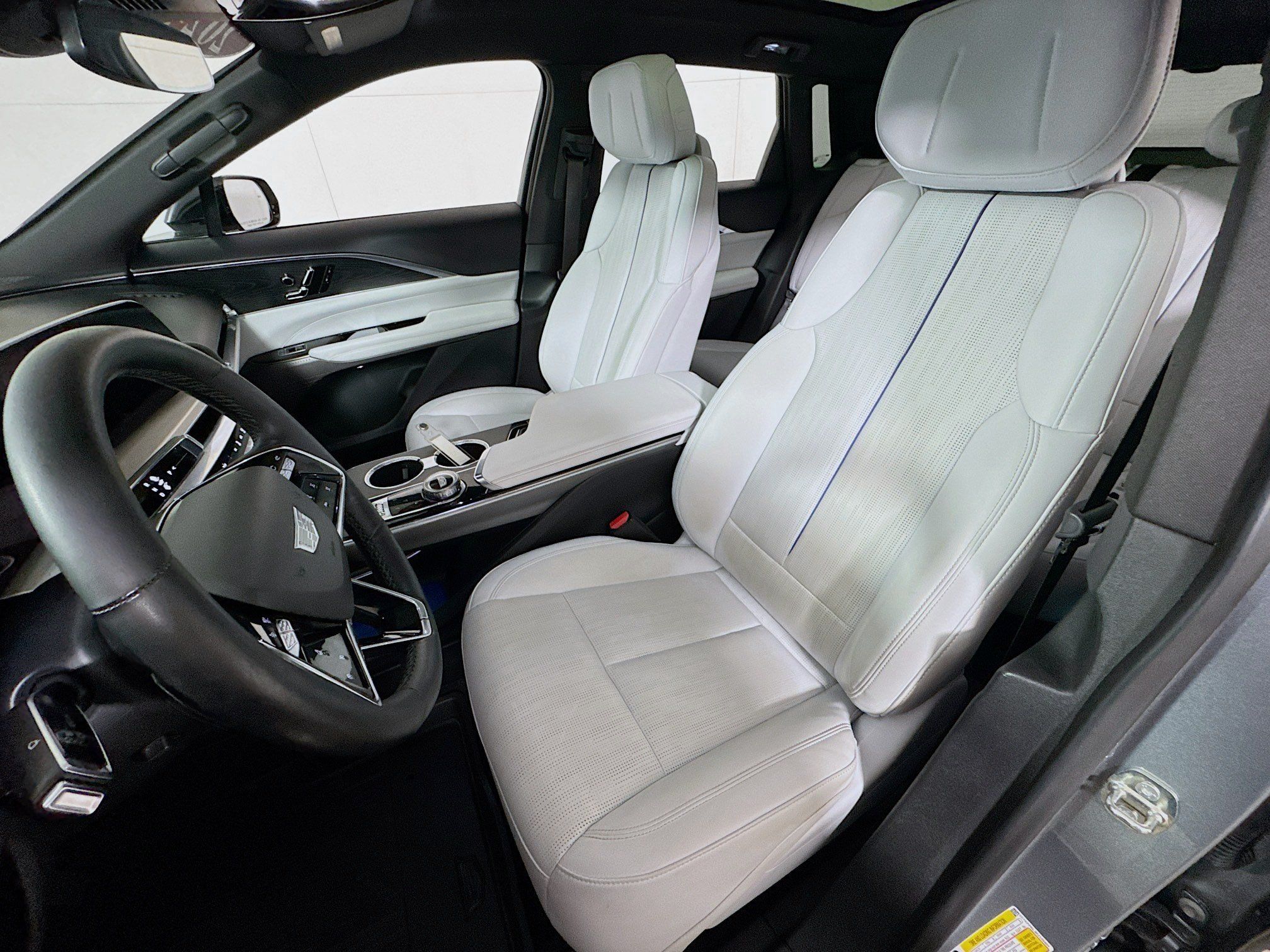 Used 2024 Cadillac Lyriq Luxury w/ LPO, Floor Liner Package AWD/4WD image 15