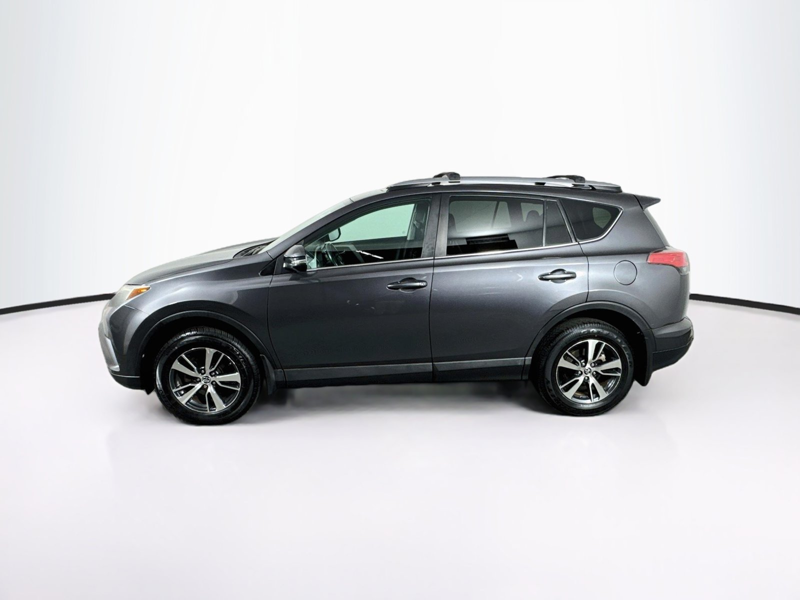 Used 2017 Toyota RAV4 XLE AWD/4WD image 3