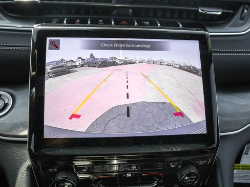 New 2025 Jeep Grand Cherokee Limited image 18