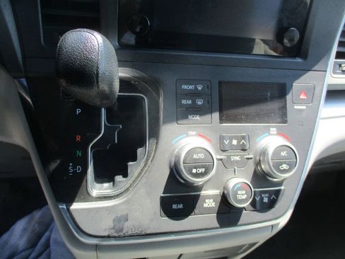 Used 2017 Toyota Sienna LE FWD image 23