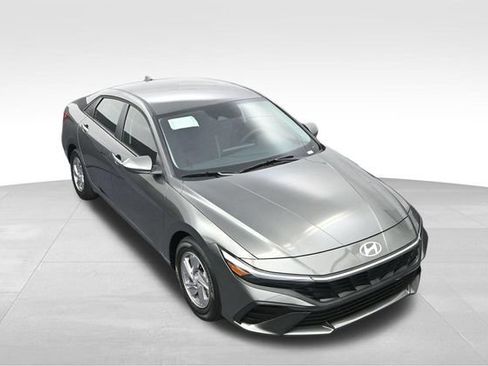 Used 2025 Hyundai Elantra SE FWD image 22