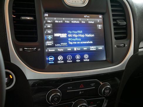 Used 2022 Chrysler 300 Touring image 22