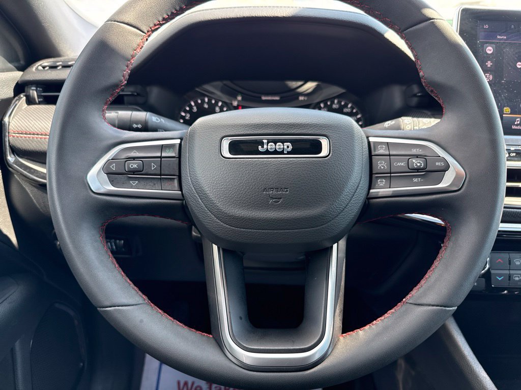 Used 2025 Jeep Compass Trailhawk AWD/4WD image 15