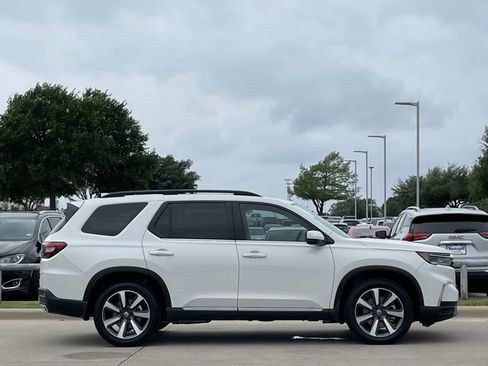 Used 2025 Honda Pilot Touring image 3