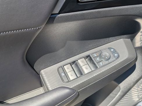 New 2025 Mitsubishi Outlander SE image 11