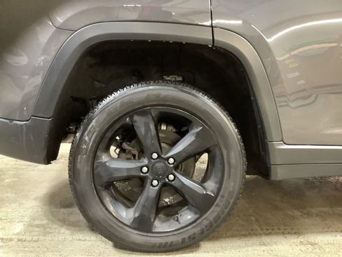 Used 2023 Jeep Grand Cherokee Altitude image 12