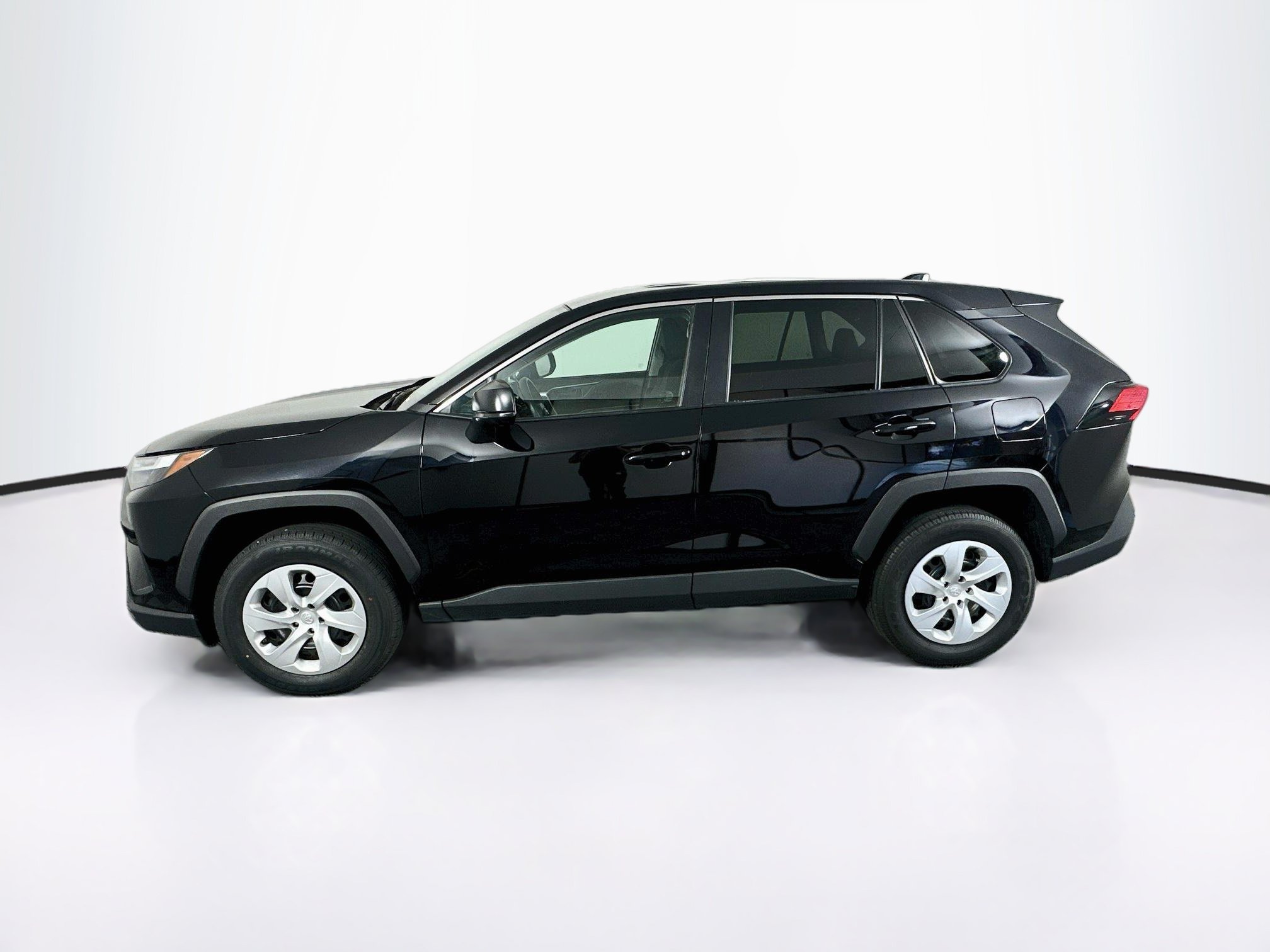 Used 2025 Toyota RAV4 LE AWD/4WD image 4