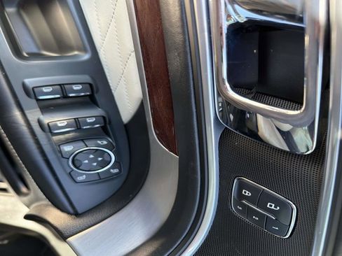 Used 2018 Ford Explorer Platinum image 11