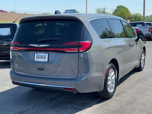 Used 2023 Chrysler Pacifica Touring-L FWD image 3