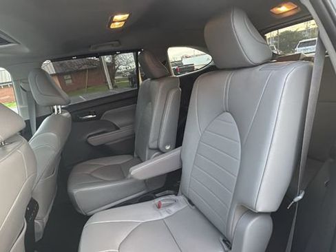 Used 2023 Toyota Highlander XLE image 32