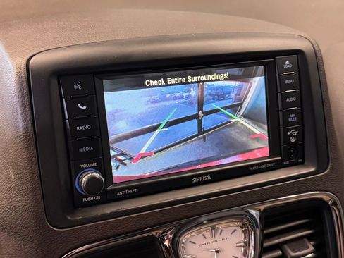 Used 2015 Chrysler Town & Country Touring-L w/ Driver Convenience Group FWD image 14