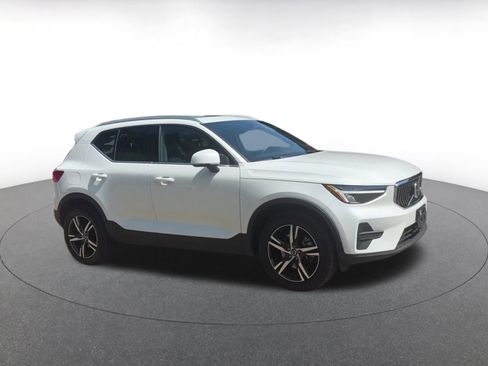 Used 2024 Volvo XC40 B5 Core image 2