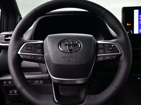 Used 2025 Toyota Sienna Platinum AWD/4WD image 26