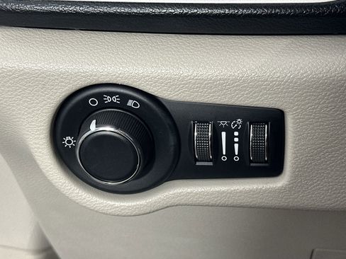 Used 2018 Chrysler Pacifica LX w/ Tire & Wheel Group image 26