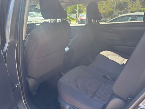 Used 2025 Toyota Highlander LE FWD image 41