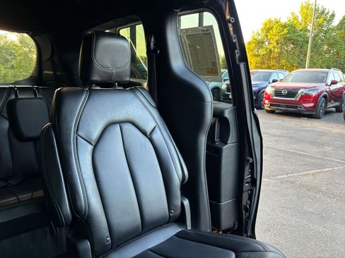 Used 2025 Chrysler Pacifica Select image 39