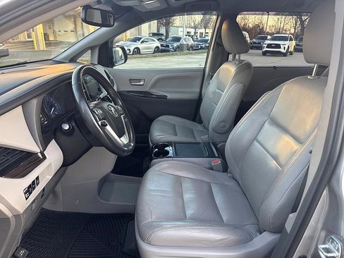 Used 2016 Toyota Sienna XLE image 10