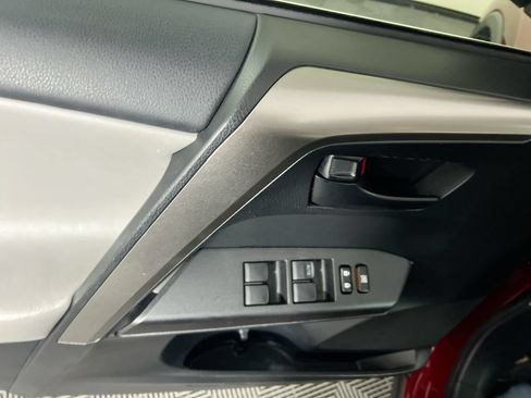 Used 2018 Toyota RAV4 LE w/ Carpet Mat Package AWD/4WD image 10