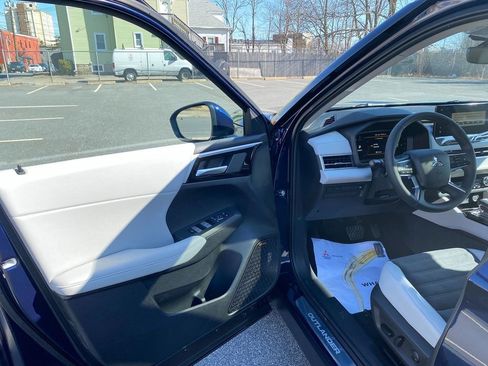 New 2025 Mitsubishi Outlander SE image 10