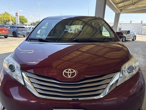 Used 2016 Toyota Sienna XLE Premium FWD image 12