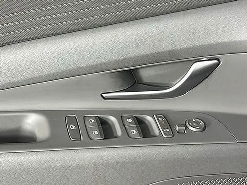 Used 2025 Hyundai Elantra SE image 17