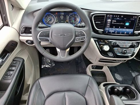 Used 2023 Chrysler Pacifica Touring-L image 12