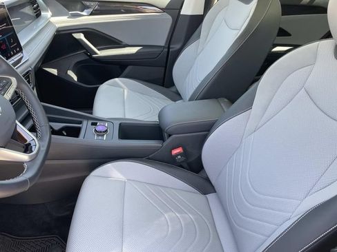 Used 2026 Volkswagen Tiguan SE w/ Panoramic Sunroof Package FWD image 21