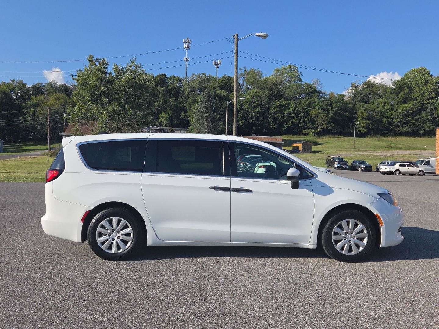 Used 2021 Chrysler Voyager L FWD image 2