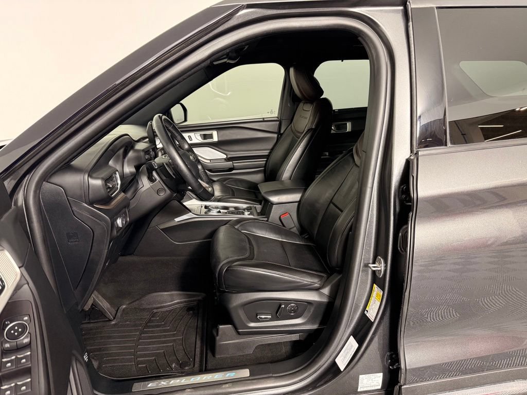 Used 2020 Ford Explorer Platinum AWD/4WD image 2