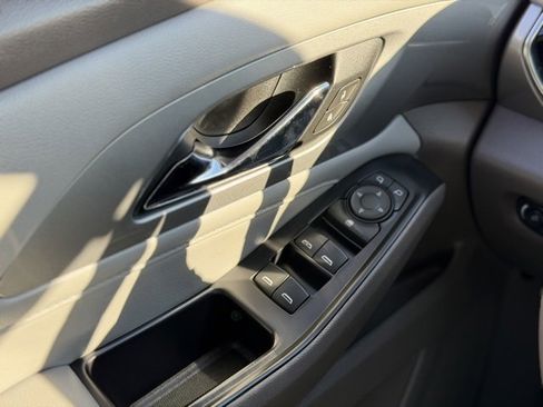 Used 2021 Chevrolet Traverse LT image 33