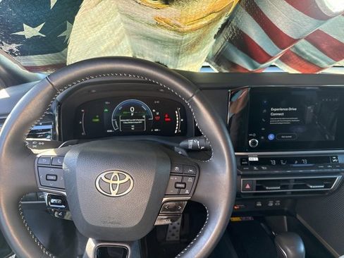 Used 2025 Toyota Camry SE image 4