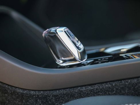 Certified 2025 Volvo XC40 B5 Ultra image 24