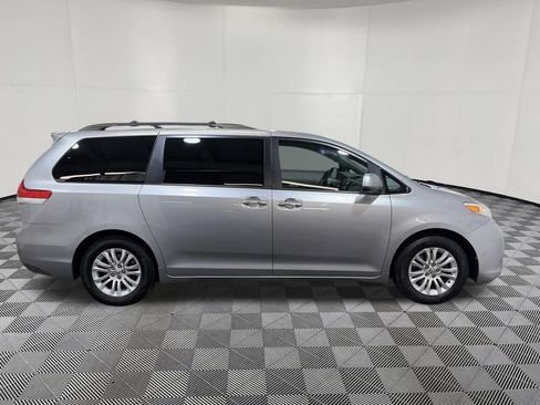 Used 2011 Toyota Sienna XLE w/ XLE Navigation Pkg FWD image 8