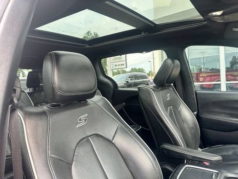 Used 2019 Chrysler Pacifica Limited w/ S Appearance Package FWD image 6