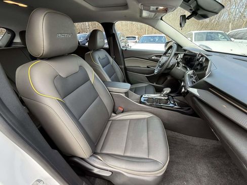 Used 2024 Chevrolet Trax ACTIV w/ Sunroof Package image 8