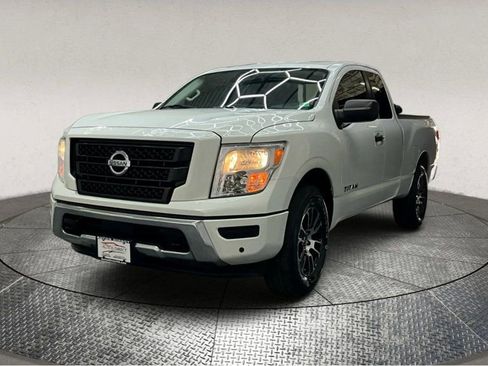 Used 2022 Nissan Titan SV image 4