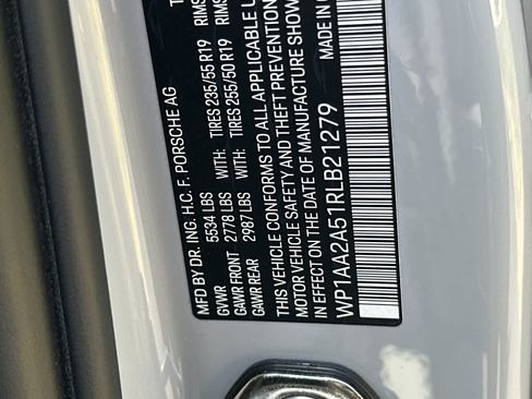 Certified 2024 Porsche Macan AWD/4WD image 33