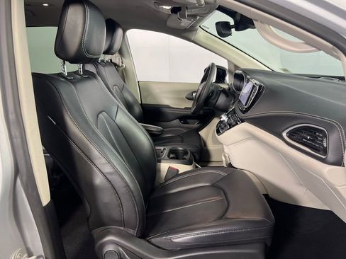 Used 2024 Chrysler Pacifica Select image 26