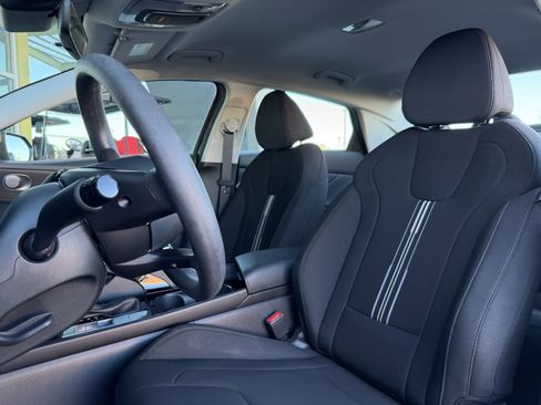 Used 2025 Hyundai Elantra Blue image 32