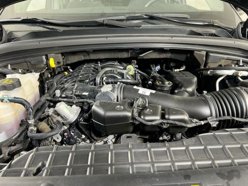 Used 2023 Jeep Grand Cherokee Laredo AWD/4WD image 27