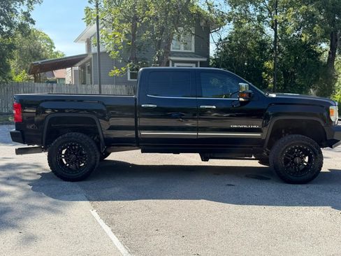 Used 2016 GMC Sierra 2500 Denali w/ Duramax Plus Package AWD/4WD image 4