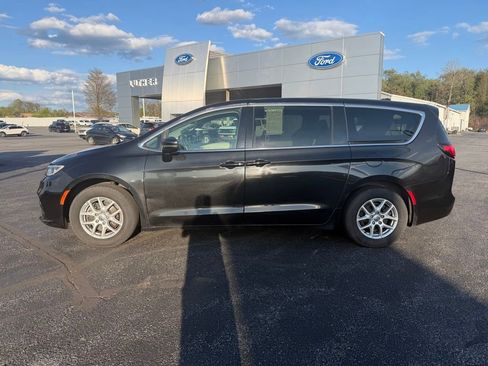 Used 2023 Chrysler Pacifica Touring-L FWD image 2